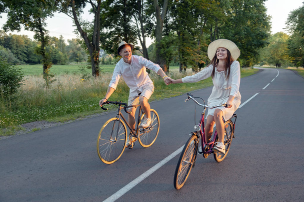 Любящие пары на велосипеде и держась за руки
 - Фото, изображение