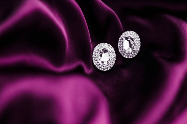 Luxury timantti korvakorut tumma vaaleanpunainen silkki kangas, loma glamou
 - Valokuva, kuva