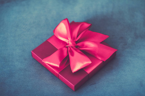 Caja de regalo rosa de lujo vintage con cinta de seda y lazo, c
 - Foto, Imagen