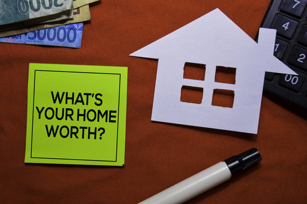 Quelle est la valeur de votre maison ? sur collant Notes isolées sur bureau
. - Photo, image