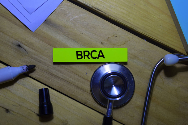 BRCA szöveg ragacsos jegyzetek és sztetoszkóp izolált irodai asztalon. Egészségügyi / orvosi koncepció - Fotó, kép