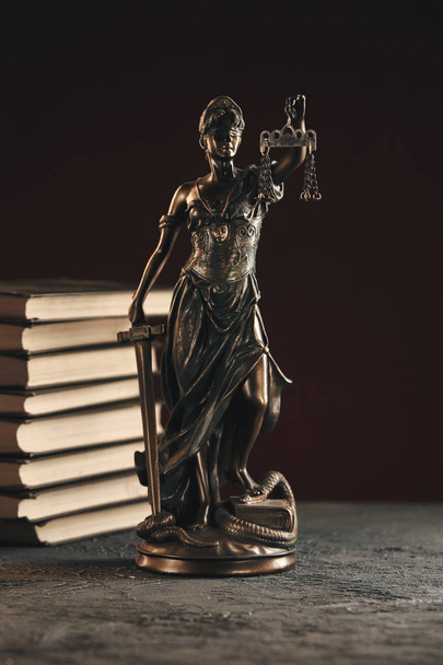 Прокурора і нотаріальної концепції. Книги і статуя юстиції ізольовані. - Фото, зображення