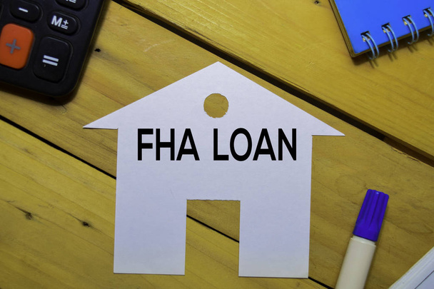 FHA кредит текст на паперовому будинку ізольований на офісному столі.  - Фото, зображення
