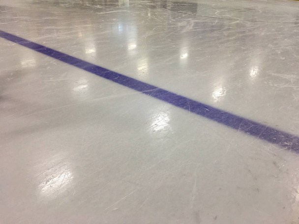 Крытый каток, лицом вниз, хоккей
  - Фото, изображение