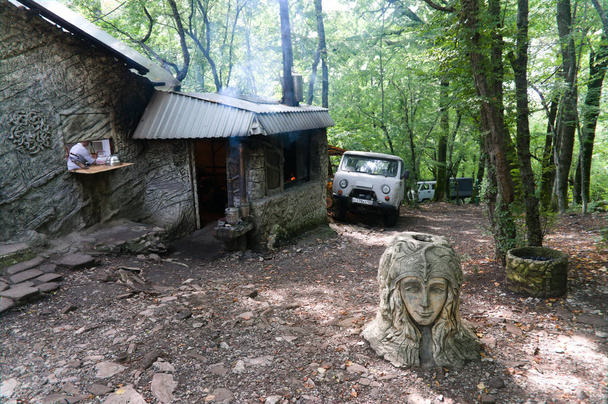 vecchia auto russa e fumante camino per shashlik in un rifugio di montagna, immagine originale cruda
 - Foto, immagini
