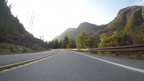 Curvas de carretera a la izquierda hacia el sol brillante
 - Metraje, vídeo