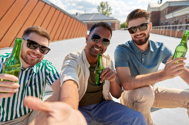 men drinking beer and taking selfie on street - Valokuva, kuva