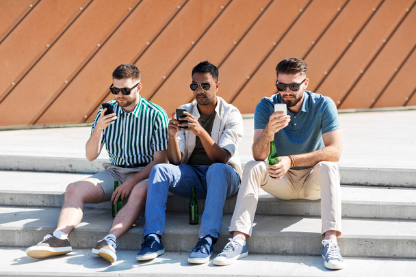 men with smartphones drinking beer on street - Foto, Imagem