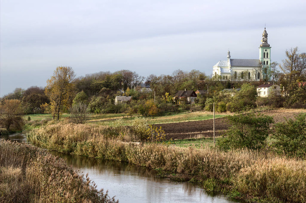 Pohled na kostel a na řece ner v Chelmno Village-Polsko - Fotografie, Obrázek