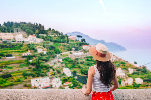 Vacaciones de verano en Italia. Mujer joven en el pueblo de Positano en el fondo, Costa Amalfitana, Italia - Foto, Imagen
