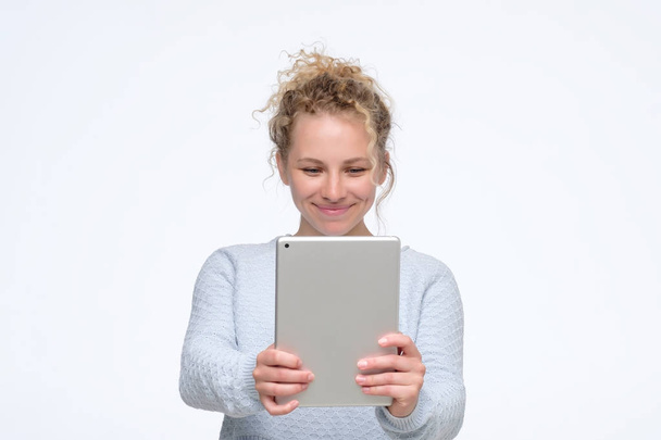 Juguetón lindo joven caucásico mujer haciendo selfie con tableta
 - Foto, imagen