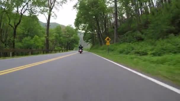 Vista del nivel de carretera de la motocicleta en las grandes montañas humeantes
 - Metraje, vídeo