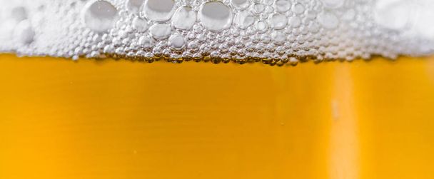 Birra e schiuma bolle colorato cibo e bevande sfondo
. - Foto, immagini