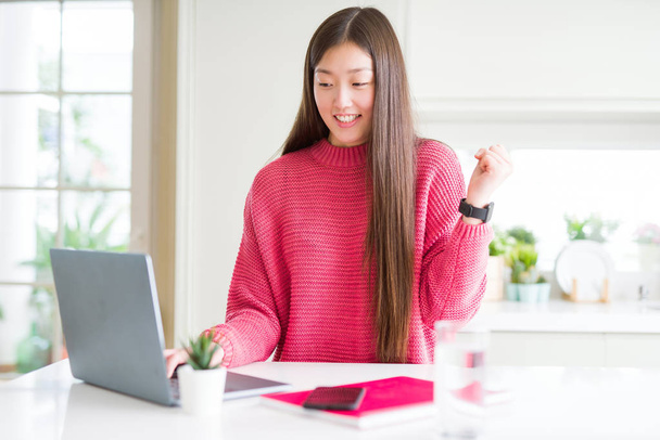 Güzel Asyalı kadın gurur çığlık bilgisayar dizüstü kullanarak çalışma ve kutluyor zafer ve başarı çok heyecanlı, duygu tezahürat - Fotoğraf, Görsel