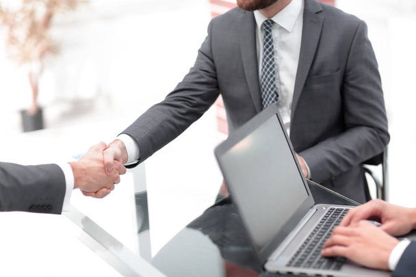 Due uomini d'affari fiduciosi stringono la mano durante un incontro nel
 - Foto, immagini