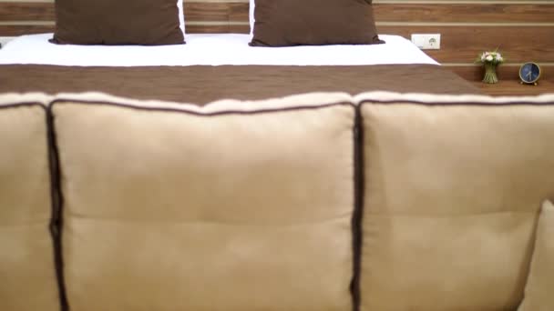 Valkoinen ja ruskea kodikas moderni makuuhuone sisustus
 - Materiaali, video