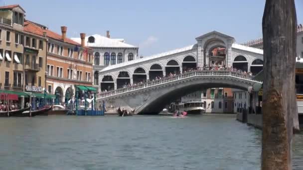 Γέφυρα Ριάλτο ή Ponte di Rialto πάνω από το Grand Canal (Canale Grande), το timelapse στη Βενετία της Ιταλίας. Προβλήτα και βάρκες μπροστά του. - Πλάνα, βίντεο