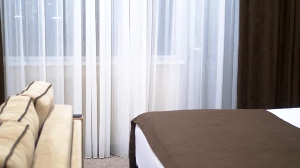Beyaz ve kahverengi rahat modern yatak odası iç - Video, Çekim