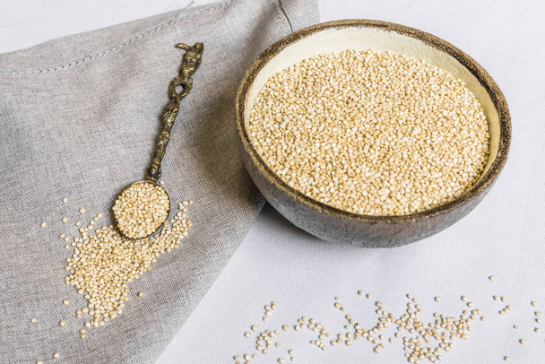 Quinoa-Samen vor weißem und grauem Hintergrund. - Foto, Bild