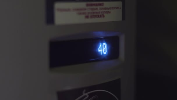 Gros plan d'un écran sur un distributeur automatique avec un nombre de néons lumineux. L'art. Un certain nombre d'une cellule choisie de la machine distributrice
, - Séquence, vidéo