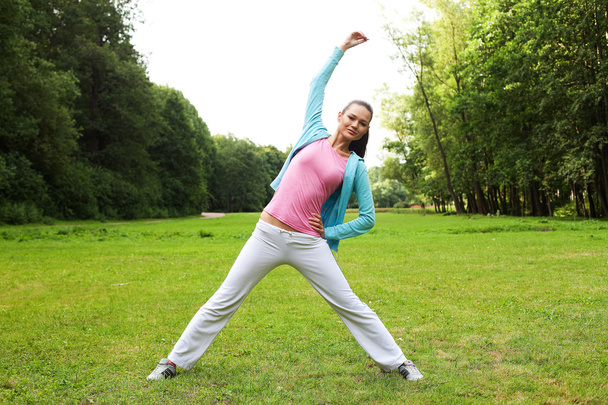 Fitness woman on green park - Foto, imagen