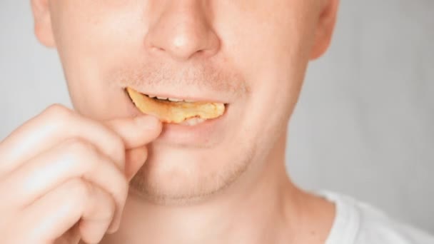 közelről arca tisztességes ember eszik étkezési snack sóval - Felvétel, videó