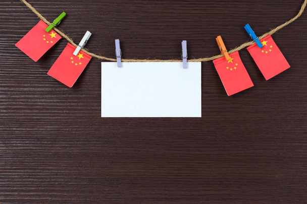 Čínská vlajka na klotesline s dřevěnými klotemi - Fotografie, Obrázek
