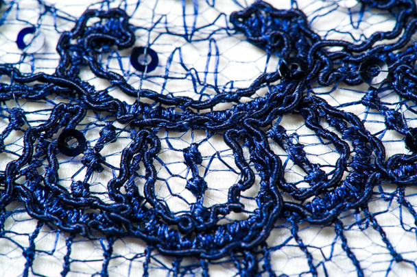 Textura, patrón, encaje azul sobre un fondo blanco. Delicado y
  - Foto, imagen