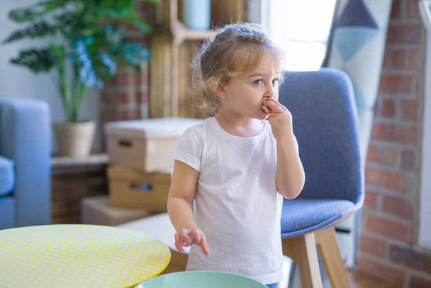Piękna dziewczyna dziecko jedzenia truskawki - Zdjęcie, obraz