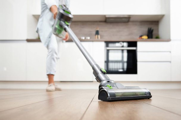 Young Woman Vacuuming the Floor. Vacuuming and Cleaning the House - Foto, Imagen