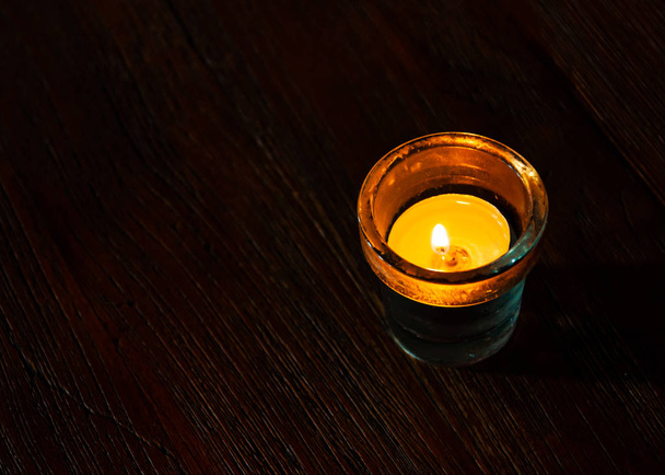Velas en un vaso pequeño, noche de luz de vela
 - Foto, Imagen
