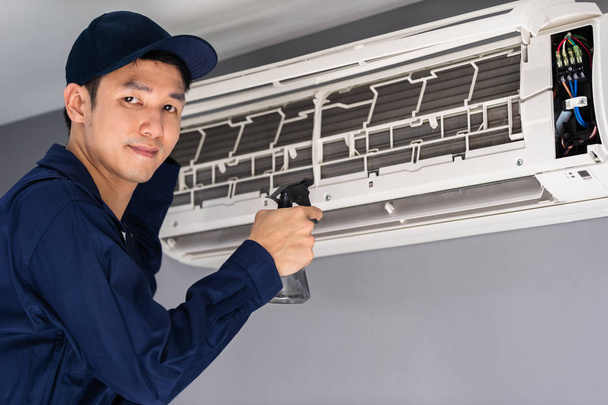 technician service cleaning the air conditioner - Foto, Bild