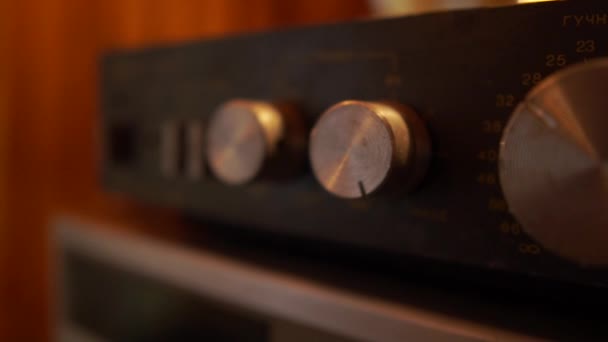 altmodisches Tonband und Radiorecorder auf einem Tisch in einem gemütlichen Raum - Filmmaterial, Video