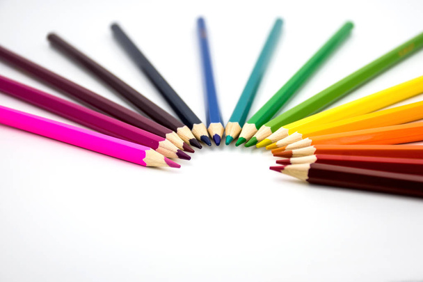Duhové barevné tužky v kruhu na bílém pozadí. Zpátky do školy. Prázdné místo pro zadání textu - Fotografie, Obrázek
