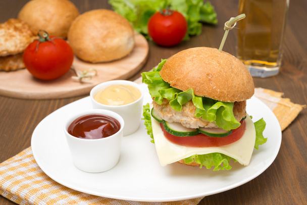 homemade chicken burger with ketchup and mustard - Foto, immagini