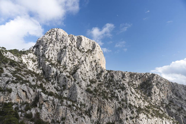 Termessos fue una ciudad pisidiana construida a una altitud de más de 1000 metros en el lado suroeste de la montaña Solymos en las montañas Tauro (actual provincia de Antalya, Turquía).
). - Foto, Imagen