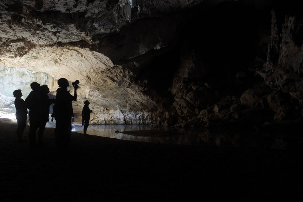 Φιγούρα των ανθρώπων πεζοπορία σε υπόγεια σπηλιά - Φωτογραφία, εικόνα