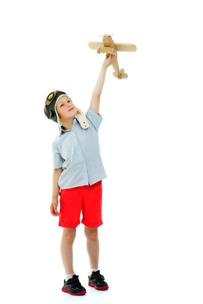 Niño jugando con avión de madera - Foto, Imagen