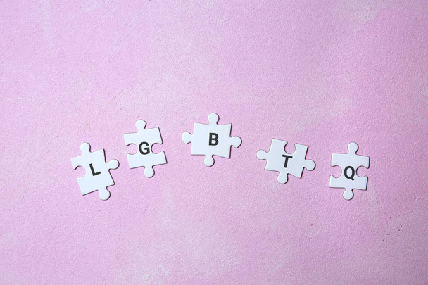 Шматочки головоломки з абревіатурою LGBTQ на кольоровому фоні
 - Фото, зображення
