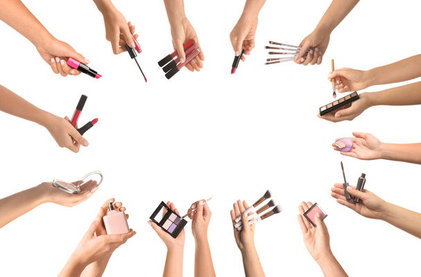 Naisten kädet meikki kosmetiikka ja tarvikkeet valkoisella taustalla
 - Valokuva, kuva