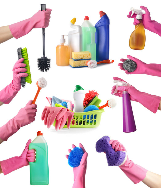 Manos en guantes con artículos de limpieza sobre fondo blanco
 - Foto, Imagen