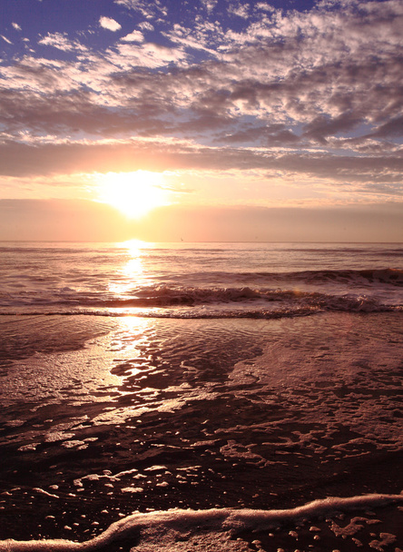 παραλία ηλιοβασίλεμα με νερά των τροπικών ωκεανών. - Φωτογραφία, εικόνα