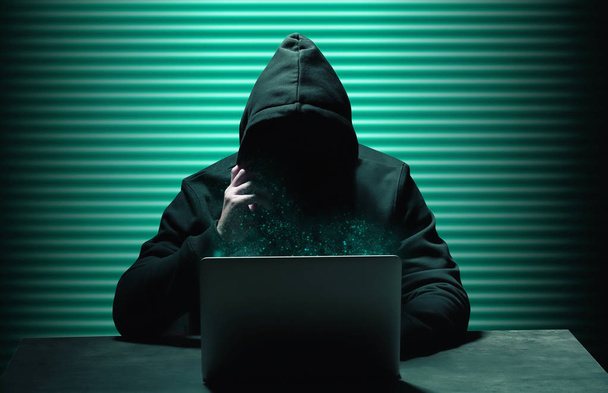 hacker profesional con portátil sentado en la mesa
 - Foto, imagen
