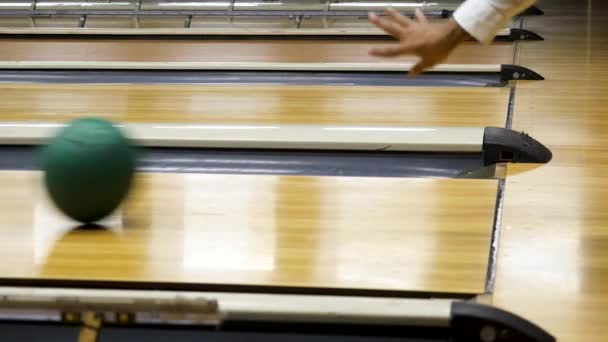 Oldalnézet bowling golyó gördülő tekepálya, sport játékok és a verseny koncepció. A média. Zárja be a labdát a fa bowling sávban. - Felvétel, videó