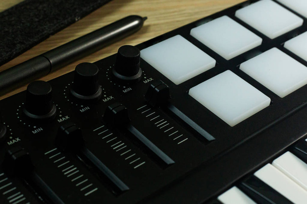 Midi контролер Звуковий синтезатор пристрій для музичного продюсера EDM
 - Фото, зображення