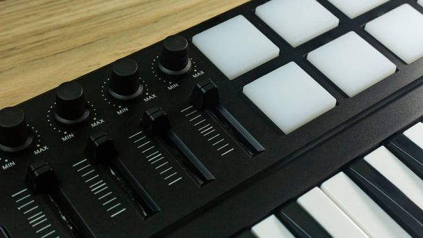 kontroler MIDI syntezator dźwięku urządzenie dla muzyki EDM producent - Zdjęcie, obraz