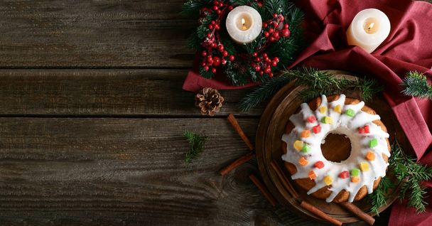 Pastel tradicional de Navidad casero en mesa de madera
 - Foto, Imagen