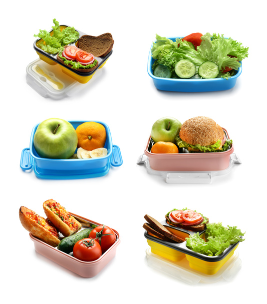 Verschillende lunchboxen met lekker eten op witte achtergrond - Foto, afbeelding