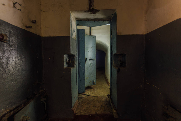 Μεγάλη θωρακισμένη μεταλλική πόρτα, είσοδος εγκαταλελειμμένων Σοβιετικών  - Φωτογραφία, εικόνα