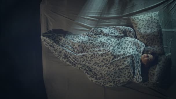 Alvó nő. Ébresztő. Első látásra. Egy nő egy nagy ágyon alszik. Felébredt és nyújtózkodott.. - Felvétel, videó